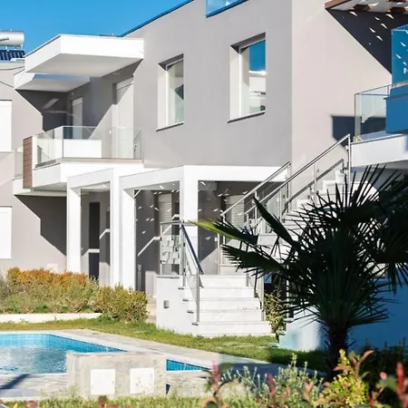 Emerald Luxury & Pool Ii